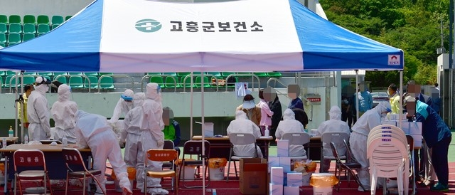 3일 오후 전남 고흥군 고흥읍 공설운동장에 설치된 임시선별검사소에서 방역당국이 주민을 대상으로 코로나19 전수검사를 하고 있다. 이 지역에서는 전날부터 공무원 등 15명의 확진자가 발생했다.