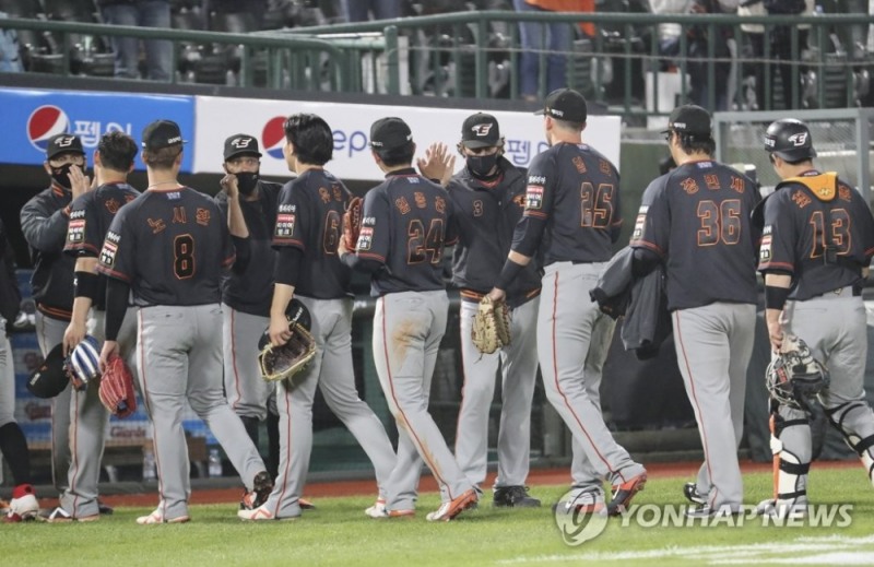승리를 자축하는 한화 선수들.