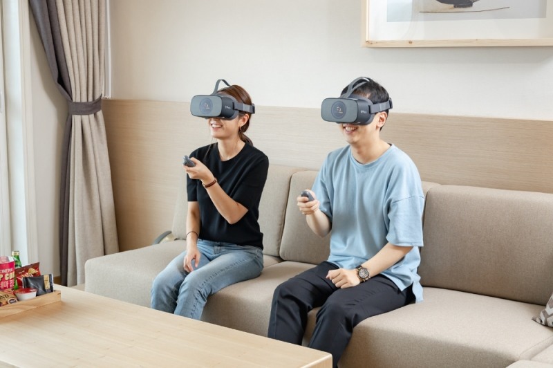 VR기기 대여 서비스 대표 이미지(객실 내 VR기기를 이용하는 모습)
