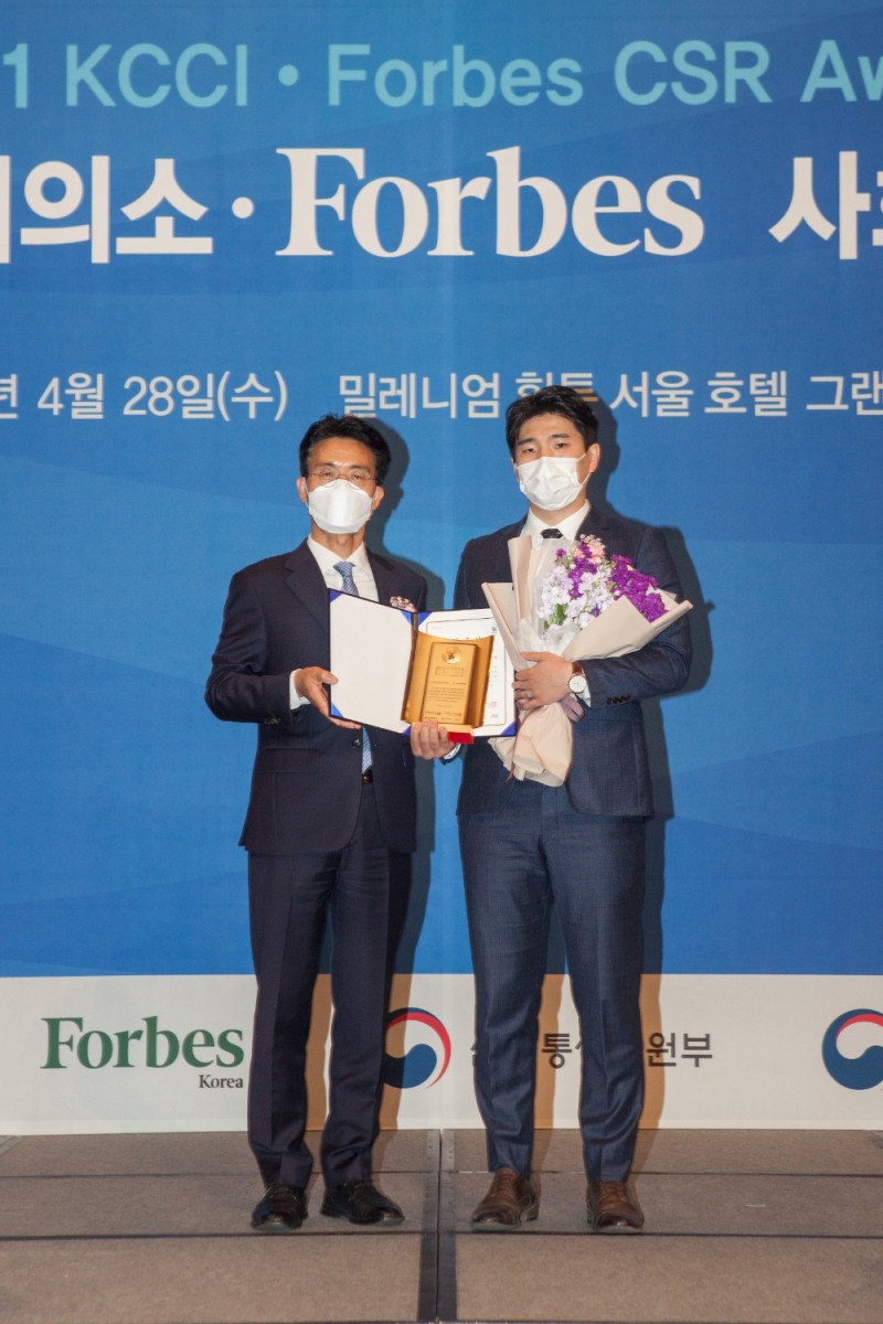 왼쪽부터 대한상공회의소 박재근 본부장, ㈜더뉴웨이스 최현진 이사 (사진제공 : 중앙일보 포브스)