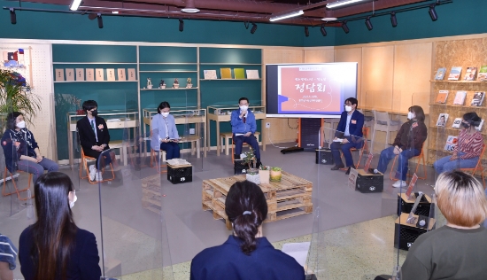 이용섭 광주광역시장이 4일 오후 동구 청소년삶디자인센터를 방문해 코로나19로 어려움을 겪고 있는 청소년들의 애로사항을 청취하고 지원 대책 등을 논의하고 있다./사진=광주시