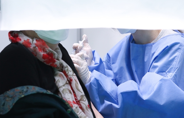 제주시 종합경기장 내 한라체육관 예방접종센터에서 화이자 백신 접종이 이뤄지고 있다.