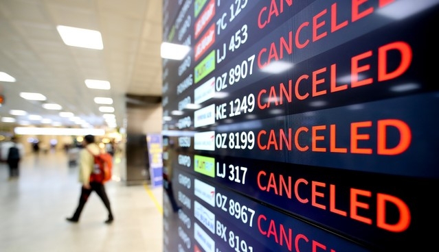 강풍이 부는 등 전국적으로 기상이 악화한 4일 오후 제주국제공항 1층 도착장 알림판에 제주기점 항공기 결항을 안내하는 문구가 가득하다. 기상청에 따르면 이날 오후 한때 제주 추자도에는 초속 32m가 넘는 태풍급 바람이 불었다.