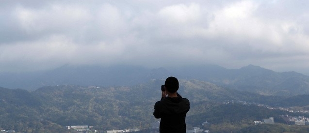비가 그친 13일 오전 서울 용산구 남산공원에서 바라본 하늘이 맑아지고 있다.