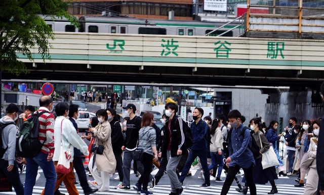 일본의 황금 연휴 '골든위크'가 시작되는 29일 도쿄 시부야 구역에서 코로나19 확산을 막기 위해 마스크를 쓴 사람들이 건널목을 건너고 있다.