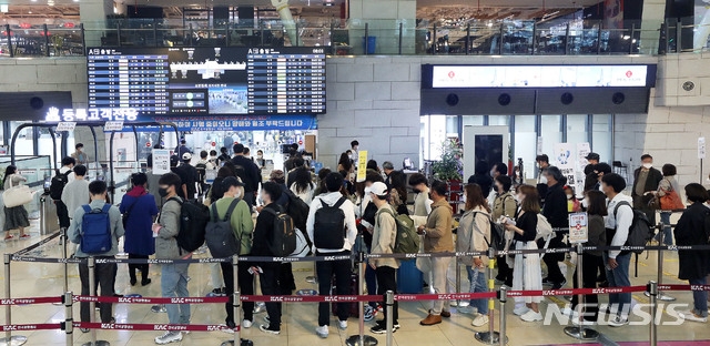 지난 4일 서울 강서구 김포국제공항 국내선 청사를 찾은 시민들이 탑승 수속을 밟기 위해 기다리고 있다.