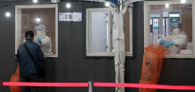 지난 4일 오전 서울역 광장에 마련된 임시선별검사소에 시민이 검사를 받고 있다.