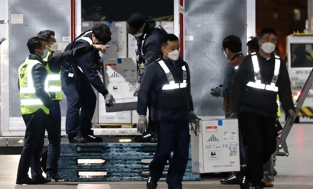 코로나19 화이자 백신 43만6000회분이 5일 새벽 인천국제공항 화물터미널에 도착해 운송 차량으로 옮겨지고 있다.