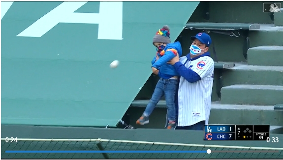 어린 아이가 상대 팀 선수가 친 홈런공을 경기장 안으로 던지고 있다. [MLB닷컴 영상 캡처]