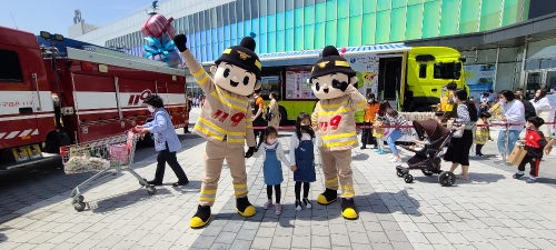 무안소방서는 5일 어린이날을 맞이해 도내 쇼핑몰에서 이동안전체험차량을 활용한 어린이 소방안전교육을 실시했다/사진=무안소방서