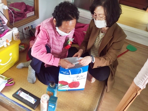 장흥군 부산면, 5월 가정의 달 효(孝) 꾸러미 전달/사진=장흥군