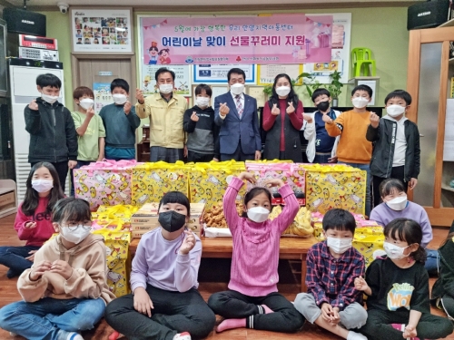 안양면 지역사회보장협의체, 어린이날 맞아 지역아동센터에 선물꾸러미 전달/사진=장흥군