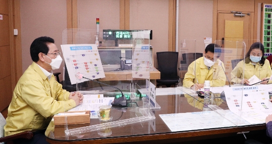 김영록 전라남도지사가 5일 오후 여수시청 코로나19 재난안전상황실을 찾아 서은수 여수 부시장으로부터 유흥업소발 코로나 확진자 발생에 따른 조치사항에 대해 설명을 듣고 있다./사진=전라남도