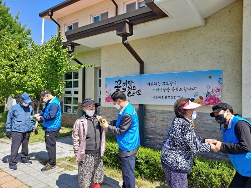 순천시 조곡동 마중물보장협의체는 3일 경로식당 이용 어르신들에게 어버이날을 맞아 카네이션을 달아드렸다/사진=순천시