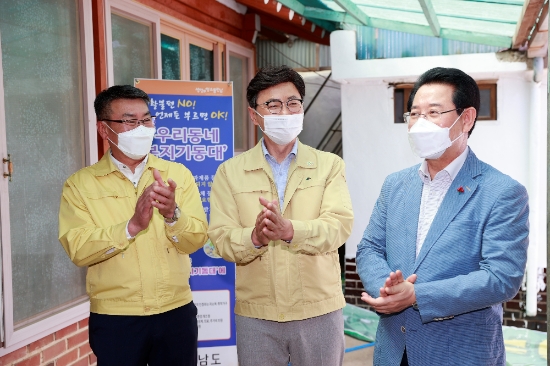 5일 어린이날을 맞아 복지대원으로 변신한 김철우 군수와 김영록 지사는 보성읍 일원 취약계층 아동세대를 방문해 공부방 환경 개선 활동에 힘을 보태고, 어린이날 선물을 전달했다./사진=보성군