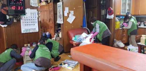 강진청록회 부녀회가 지난 1일 작천면 독거노인 가정을 방문해 청소 봉사활동을 실시했다/사진=강진군