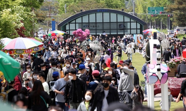어린이날인 5일 경기도 과천시 서울대공원을 찾은 시민들이 여유로운 시간을 보내고 있다.