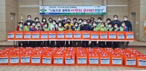 장흥 안양농협, 나눔으로 행복한 사랑의 꾸러미 전달식/사진=장흥군