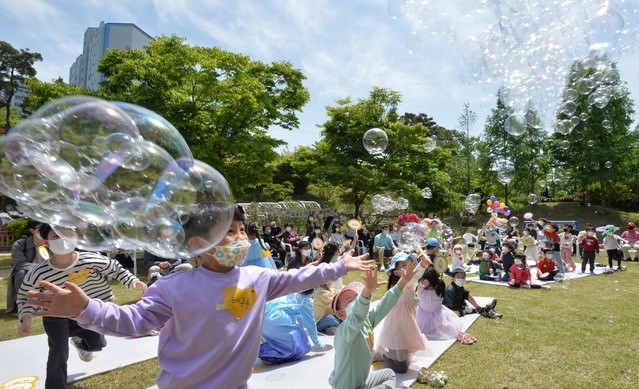 5일 대구 달서구 유아교육 진흥원에서 열린 '어린이날 행복가족체험 행사'에 참가 한 부모님과 어린이들이 버블쇼를 관람하며 즐거운 시간을 보내고 있다.
