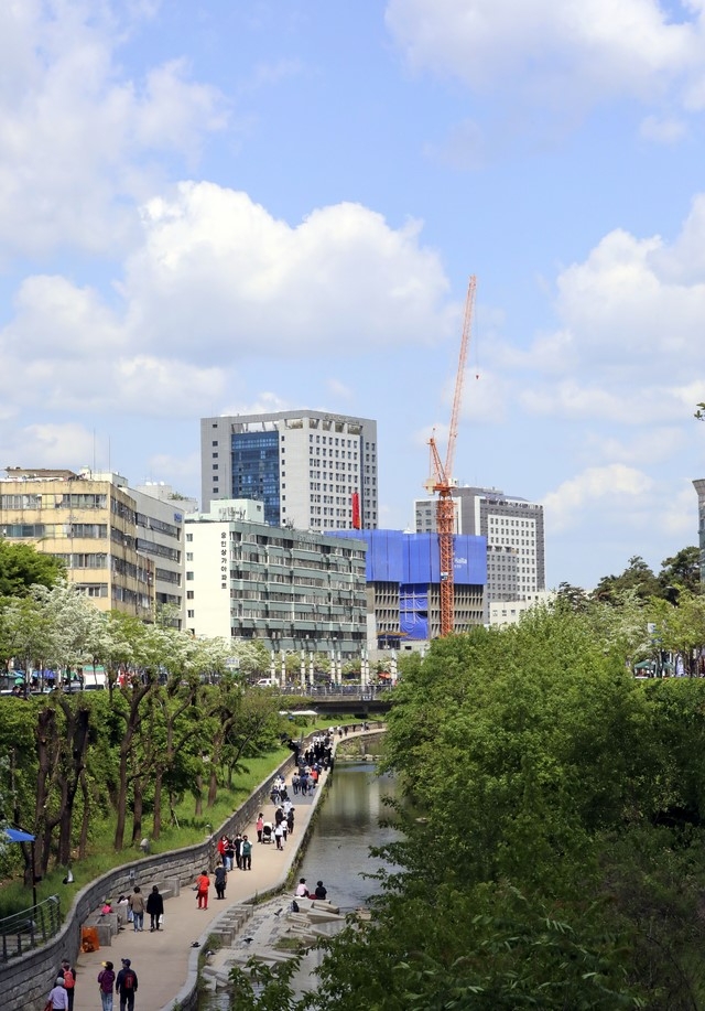 화창한 하늘이 펼쳐지고 있는 2일 오후 서울 청계천에서 사람들이 산책을 하고 있다.