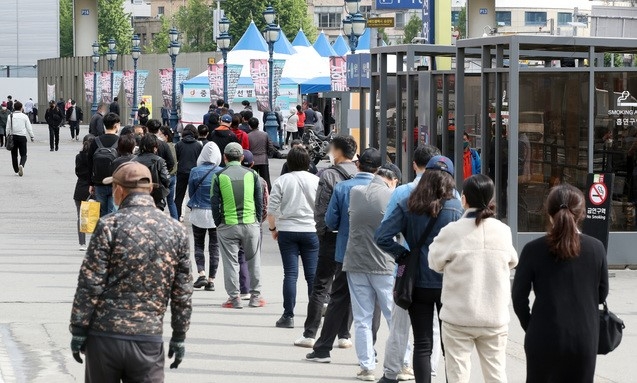 코로나19 신규 확진자가 676명을 기록한 5일 오전 서울 중구 서울역 광장에 설치된 임시 선별검사소에서 시민들이 검사를 받기 위해 줄을 서 있다.