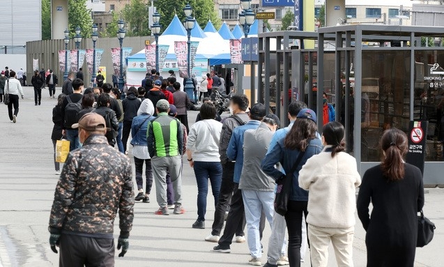코로나19 신규 확진자가 676명을 기록한 5일 오전 서울 중구 서울역 광장에 설치된 임시 선별검사소에서 시민들이 검사를 받기 위해 줄을 서 있다.