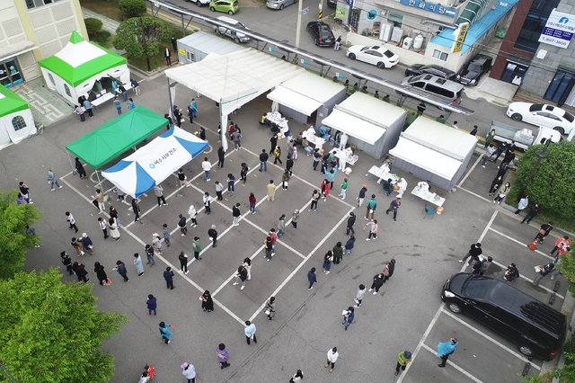 4일 오전 전남 여수시 보건소 주차장에 마련된 선별진료소에 코로나19 검사를 받기위한 시민들이 줄을 서있다. (사진 = 여수시청 제공)