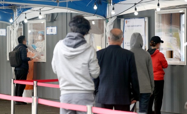코로나19 신규 확진자가 676명을 기록한 5일 오전 서울 중구 서울역 광장에 설치된 임시 선별검사소에서 시민들이 검사를 받고 있다.