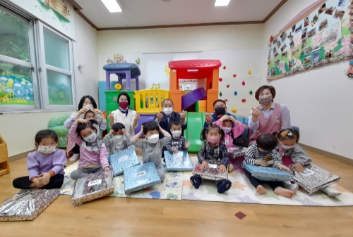조도면 어린이날 맞아 어린이집에 행복 선물 전달/사진=진도군
