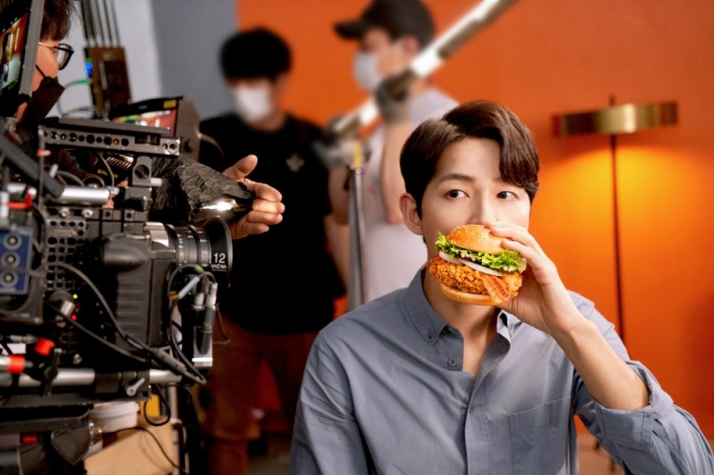 맘스터치, 배우 송중기 광고 촬영 비하인드 공개