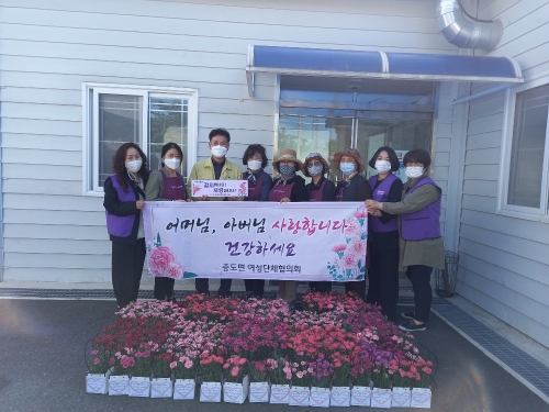 신안군 증도면여성단체협의회 어버이날 카네이션 꽃바구니 전달/사진=신안군