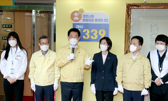 김영록 전라남도지사가 6일 도청 윤선도홀에서 열린 ‘코로나19 예방접종 콜센타120’ 개소식에 참석해 인사말을 하고 있다./사진=전라남도
