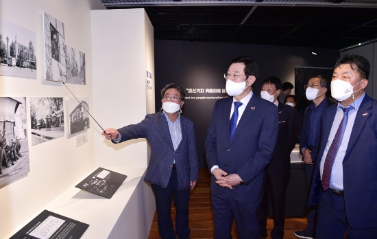 이용섭 광주광역시장이 6일 오후 동구 옛 전남도청 별관에서 열린 5·18민주화운동 제41주년 기념 '노먼 소프 기증자료 특별전'에 참석해 전시자료를 관람하고 있다./사진=광주시