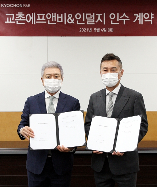 소진세 교촌에프앤비 회장(왼쪽)과 조원호 인덜지 대표가 4일 경기도 오산시 교촌 본사에서 수제맥주 제조 사업을 위한 자산 양수도 계약 체결식을 갖고 기념사진 촬영을 하고 있다. 사진=교촌에프앤비