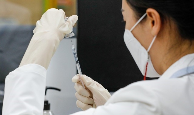 3일 오전 서울 용산구보건소에서 의료진 아스트라제네카(AZ) 백신을 접종 준비를 하고 있다. (공동취재사진)