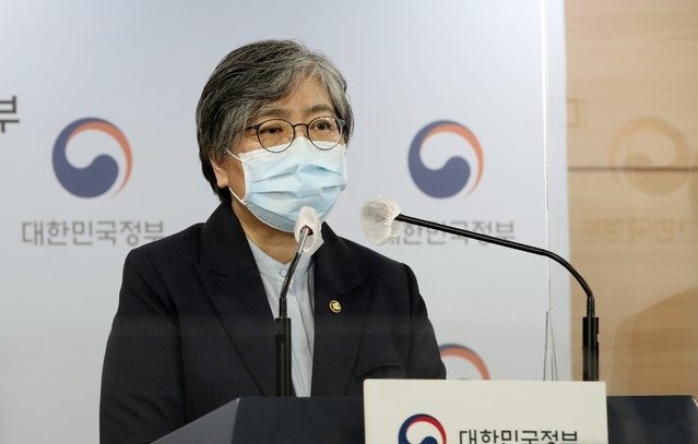 정은경 질병관리청장이 3일 오후 서울 종로구 정부서울청사 브리핑룸에서 코로나19 대응 특별방역점검회의 관련 브리핑을 마치고 취재진 질문에 답변하고 있다.