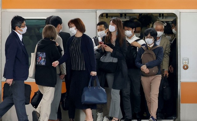 6일 일본,수도 도쿄의 지하철역에서 코로나19 예방을 위해 마스크를 착용한 통근자들이 서둘러 내리고 있다.