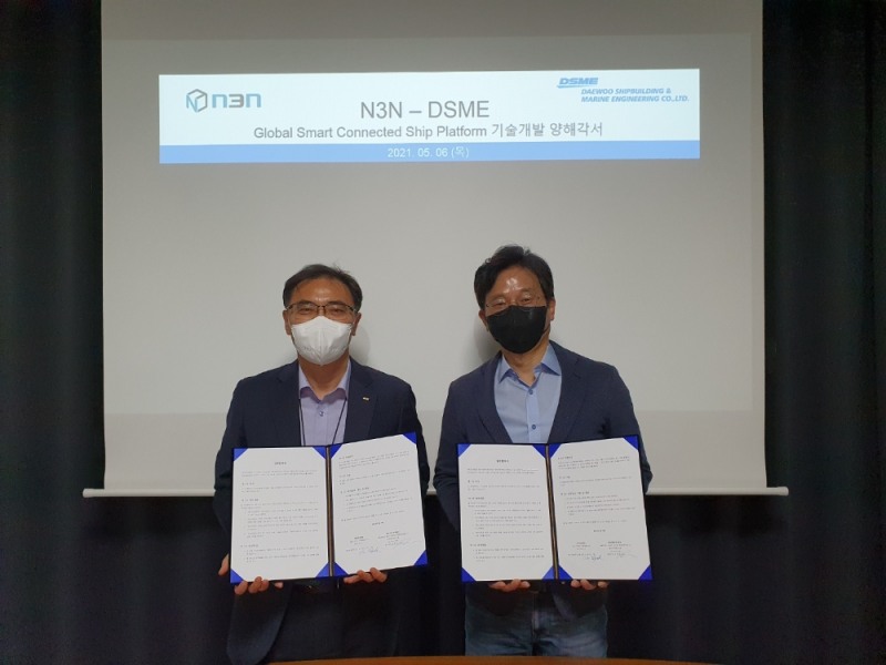 남영삼 엔쓰리엔 대표(오른쪽)와 우일국 대우조선해양 상무(왼쪽)가 업무협약 체결 후 기념사진을 찍고 있다. (사진제공=엔쓰리엔)