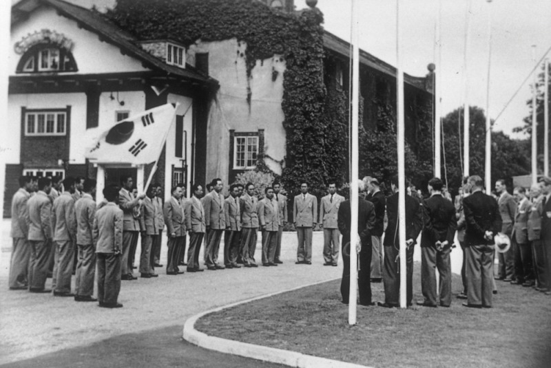 우리나라가 최초로 참가한 하계올림픽인 1948년 런던올림픽에서 선수촌 입촌식을 거행하고 있다.