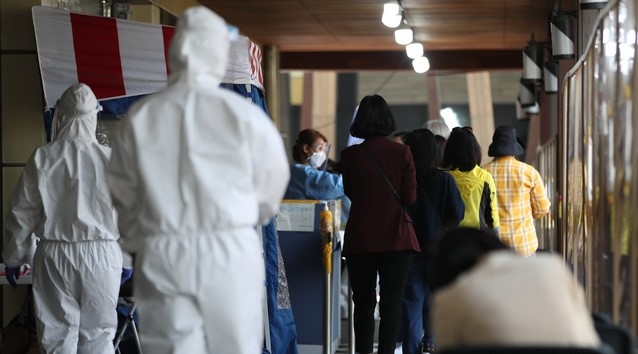 0시 기준 국내 코로나19 신규확진자가 574명 발생한 지난 6일 서울 시내 한 보건소 코로나19 선별진료소에서 검사를 받으려는 시민들이 줄서 있다.