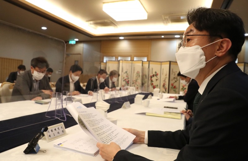 이억원 기획재정부 제1차관이 7일 오전 서울 종로구 정부서울청사 국무위원식당에서 열린 제16차 혁신성장 전략점검회의 겸 코로나 정책점검회의 겸 한국판뉴딜 점검 TF 회의에 참석해 발언하고 있다. (공동취재사진)