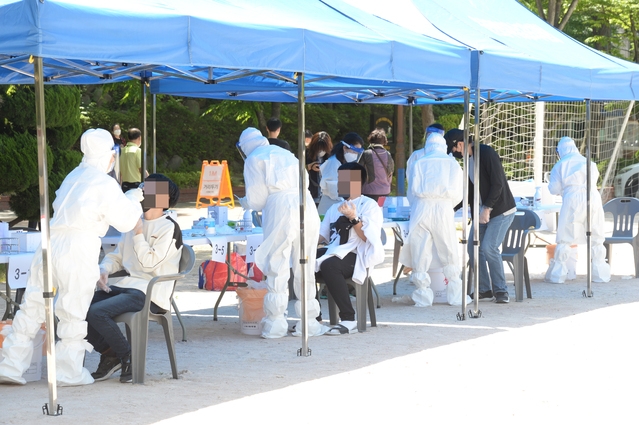울산 남구 한 중학교 학생이 코로나19 확진판정을 받은 6일 오전 해당 중학교 임시 선별검사소에서 학생들이 코로나19 검사를 받고 있다.