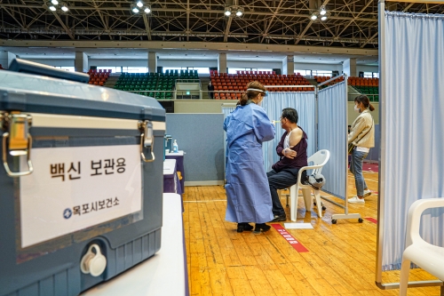 목포시가 만 75세 이상 시민을 대상으로 목포실내체육관에 설치된 예방접종센터에서 화이자 백신을 접종하고 있다/사진=목포시