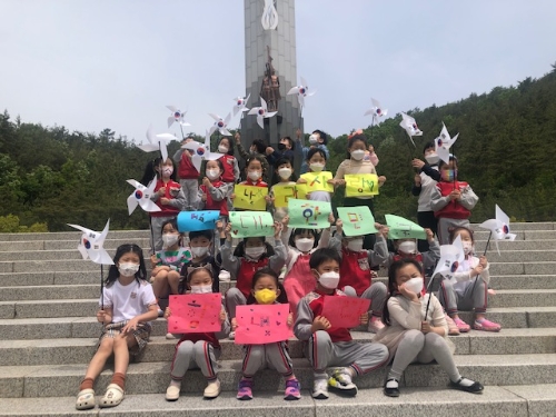 목포시가 6월 호국보훈의 달을 앞두고 어린이 현충탑 헌화체험 행사를 가졌다/사진=목포시