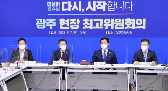 이용섭 광주광역시장이 7일 오전 서구 더불어민주당 광주시당 회의실에서 열린 광주 현장 최고위원회의에 참석해 인사말을 하고 있다./사진=광주시