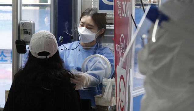 7일 서울 시내 한 보건소 코로나19 선별진료소에서 시민들이 검사를 받고 있다.