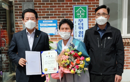 김영록 전라남도지사가 제49회 어버이날인 8일 오전 해남군 화원면 석호마을을 찾아 홀로 4명의 자녀를 훌륭한 사회인으로 성장시킨 박복심 어르신에게 장한어버이상을 시상한 뒤 기념촬영을 하고 있다./사진=전라남도