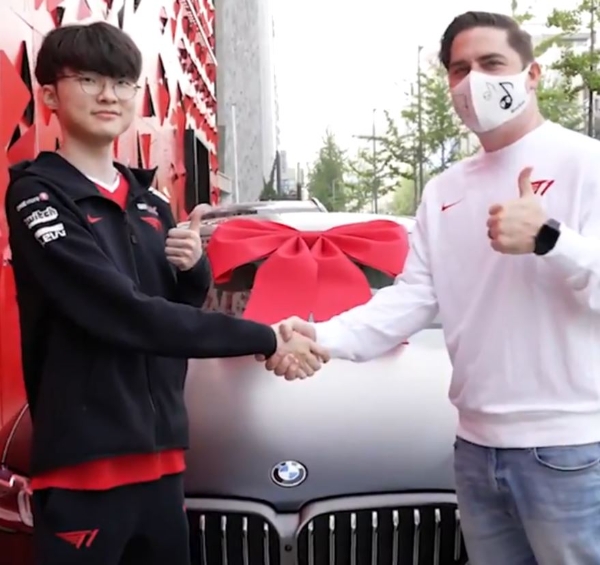 BMW M550i xDrive 프로즌블랙 에디션을 선물 받은 '페이커' 이상혁(사진=T1 공식 SNS 발췌).