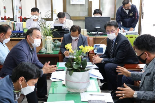 전남도의회 박문옥 의원은 목포정담 자리서 해양쓰레기 불법투기 근절 대책 논의를 했다/사진=전남도의회