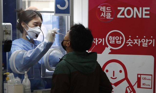 0시 기준 국내 코로나19 신규확진자가 525명 발생한 7일 서울 시내 한 보건소 코로나19 선별진료소에서 시민들이 검사를 받고 있다.